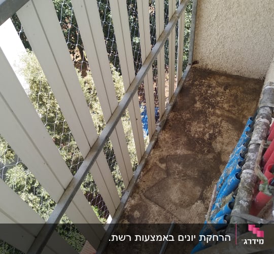 רשת מתכת על מרפסת למניעת כניסת יונים